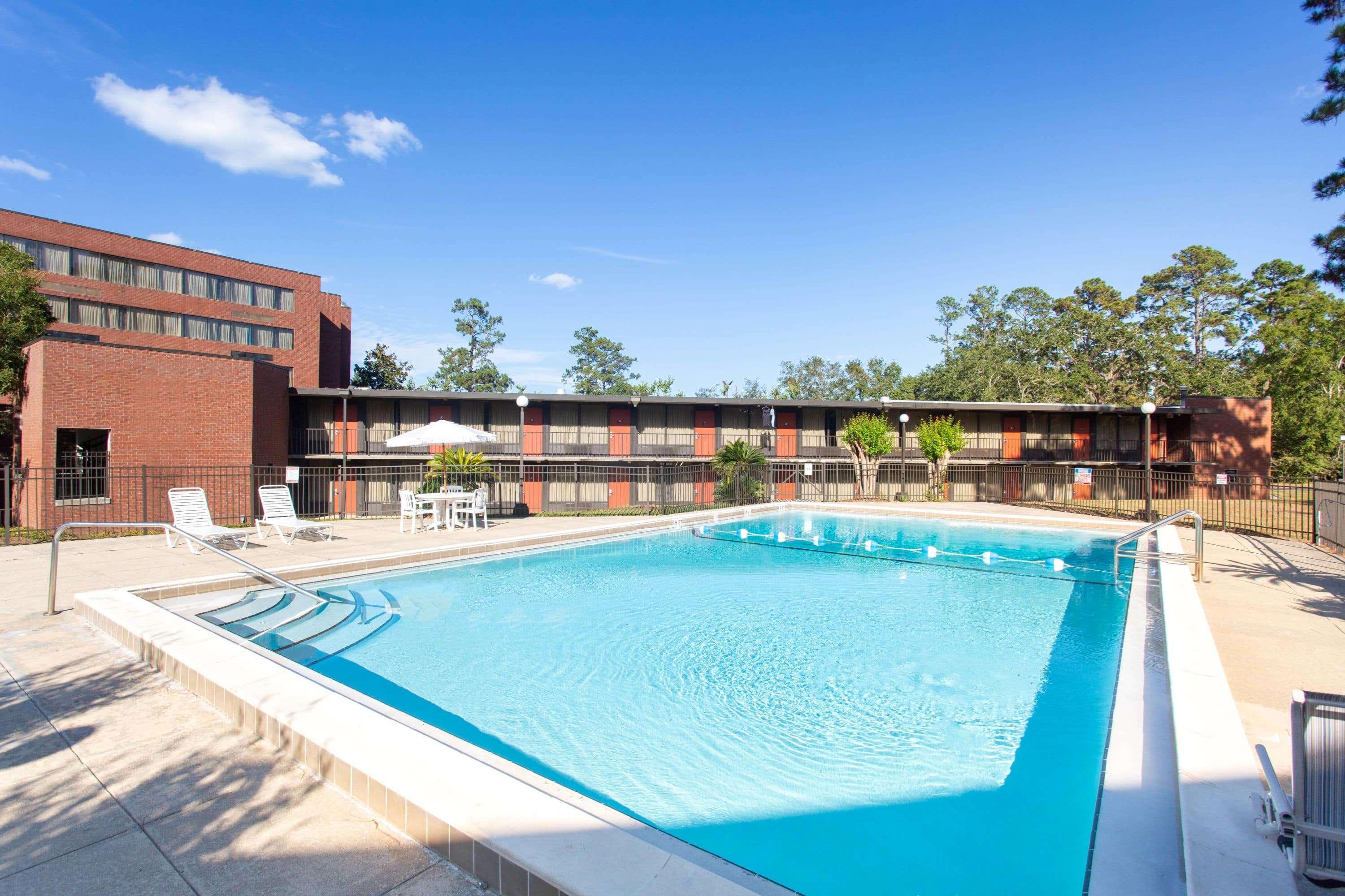 Days Inn & Suites By Wyndham Tallahassee Conf Center I-10 Exterior foto